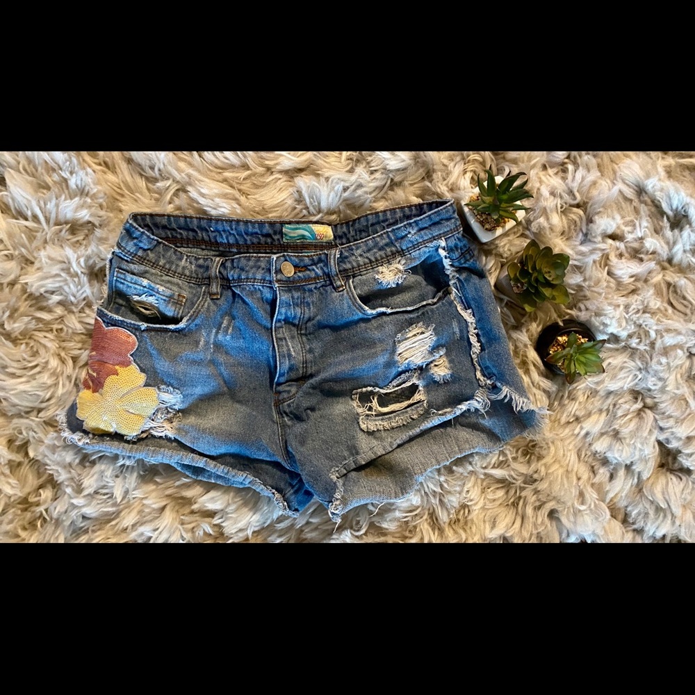 High waisted denim shorts🌻
